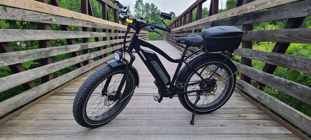 Bicicletta elettrica (ebike) su un ponte