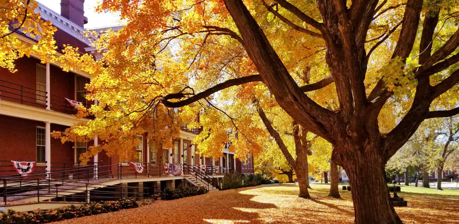 Colorate foglie d'autunno a Fort Leavenworth, Kansas, Stati Uniti d'America