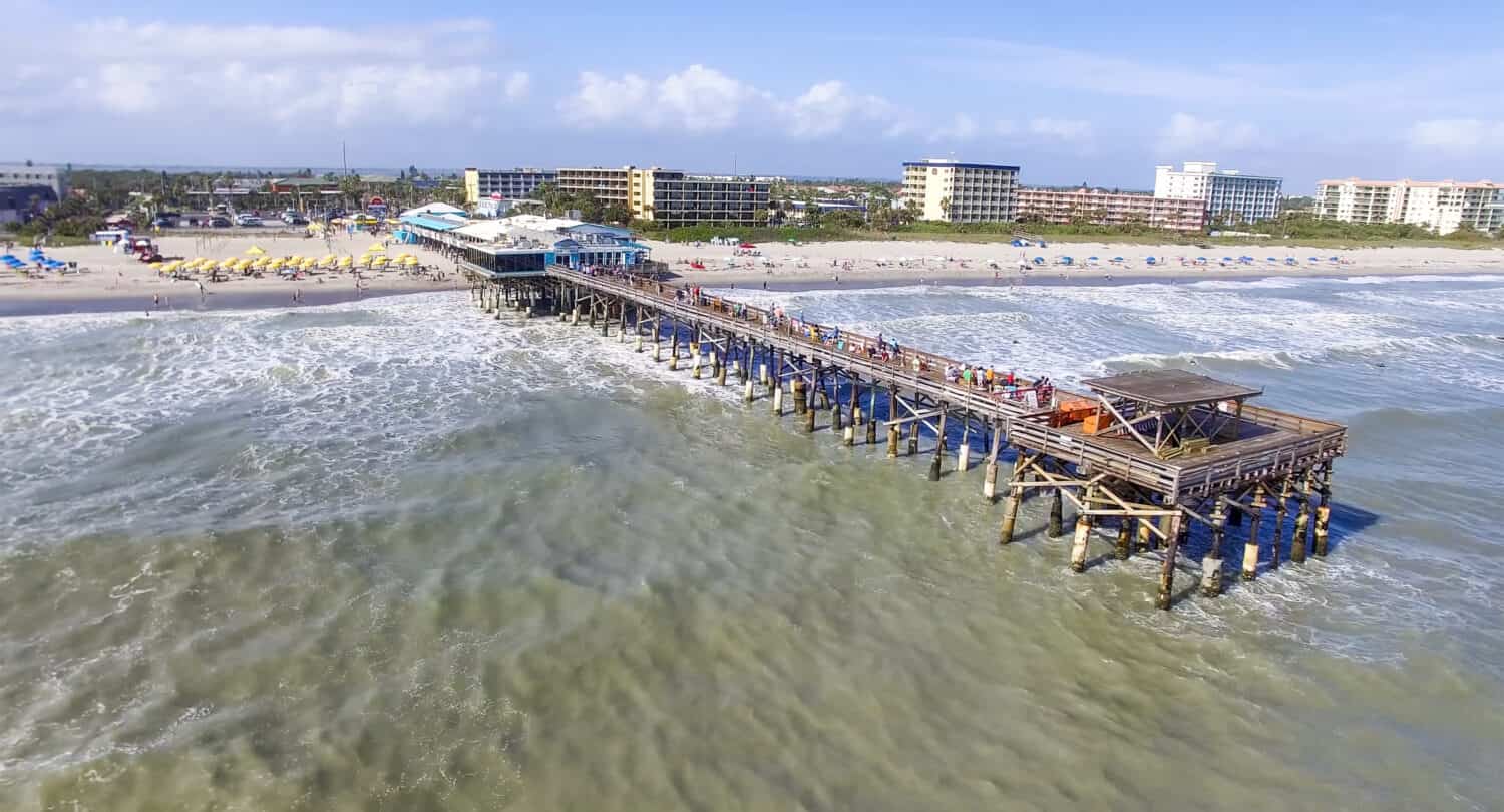 Vista aerea del molo di Cocoa Beach durante il giorno, Cape Canaveral, Florida