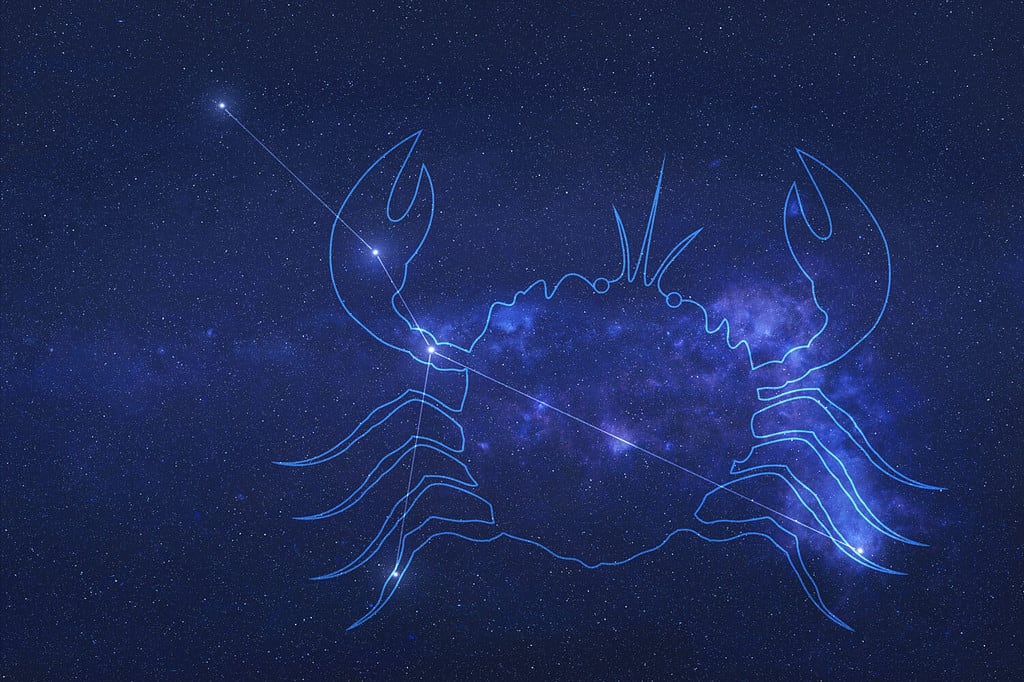 Stelle della costellazione del Cancro nello spazio con la forma di un Cancro in linee.  Linee della costellazione del cancro del segno zodiacale.  Elementi di questa immagine sono stati forniti dalla NASA