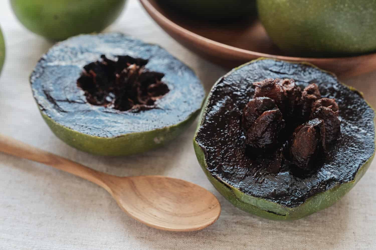 Frutto di budino al cioccolato al sapote nero, cibo vegano a base vegetale