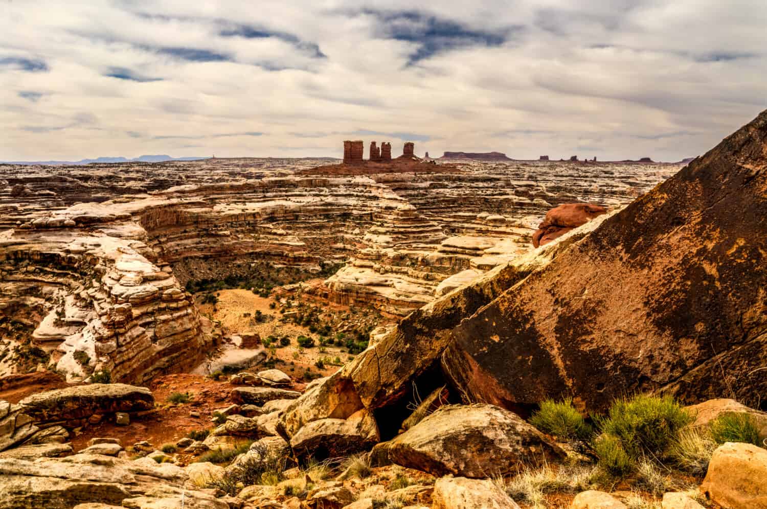 Scendendo lungo il Maze Overlook Trail ci sono numerosi massi massicci, una vista in lontananza della formazione di gocce di cioccolato, una vista panoramica sull'abisso e il grazioso fondo del canyon.