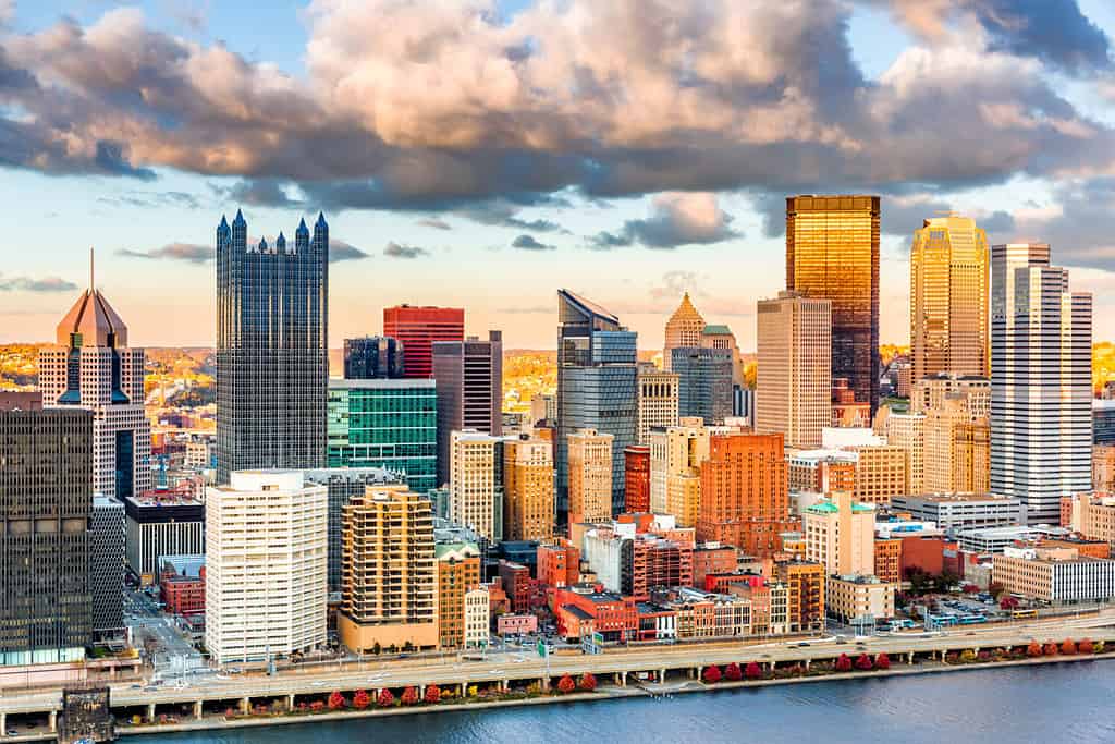 Il centro di Pittsburgh sotto una calda luce del tramonto, visto da Grandview Overlook attraverso il fiume Monongahela