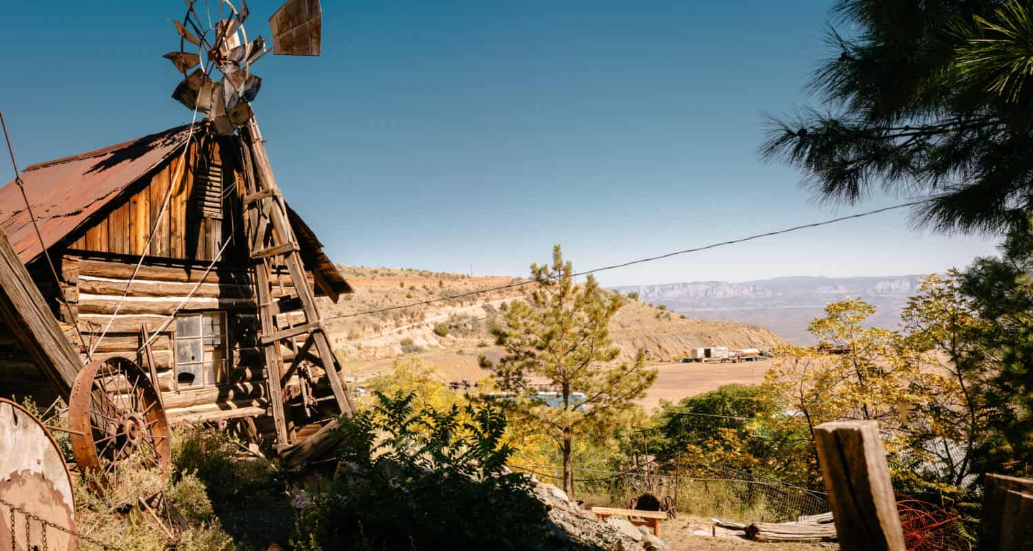 Jerome Gold King Mine & Ghost Town con vecchio edificio occidentale, mulino a vento