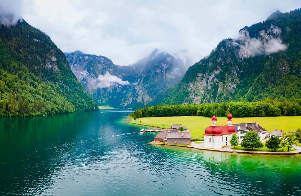 Vista panoramica aerea di San Bartolomeo o San Bartholomae, una chiesa cattolica romana presso il lago Konigssee in Baviera, Germania