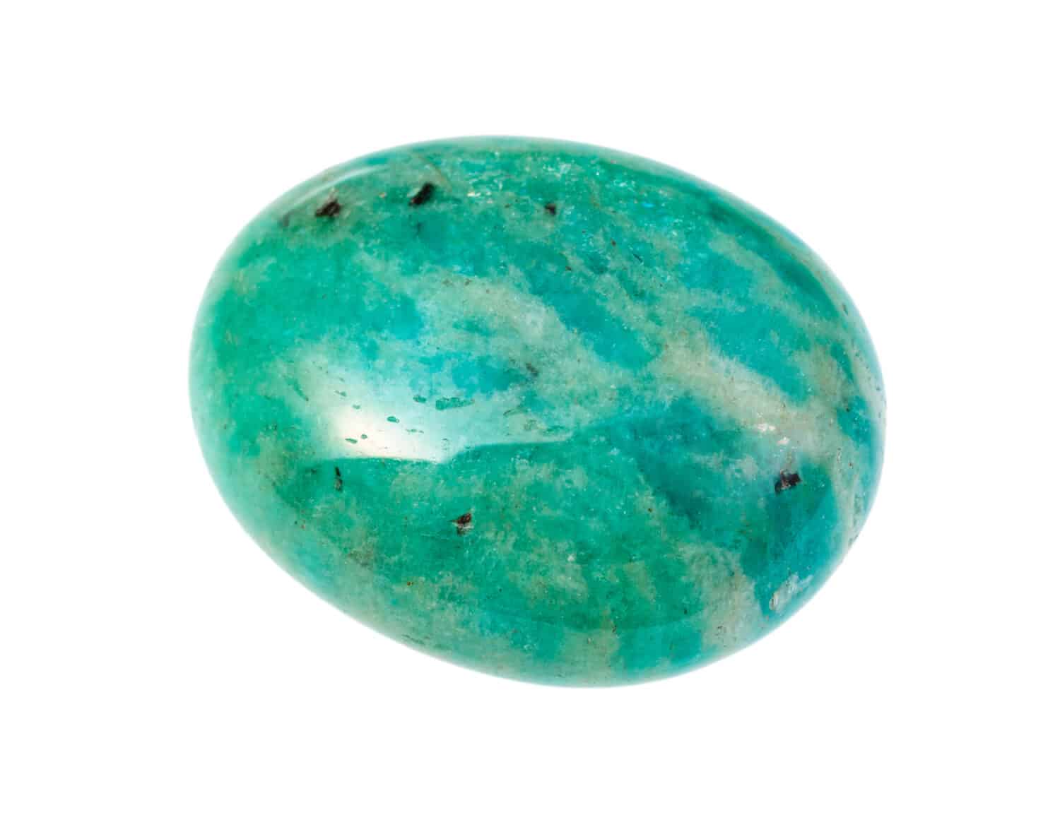primo piano del campione di minerale naturale proveniente dalla collezione geologica - gemma amazzonite verde burattata isolata su sfondo bianco