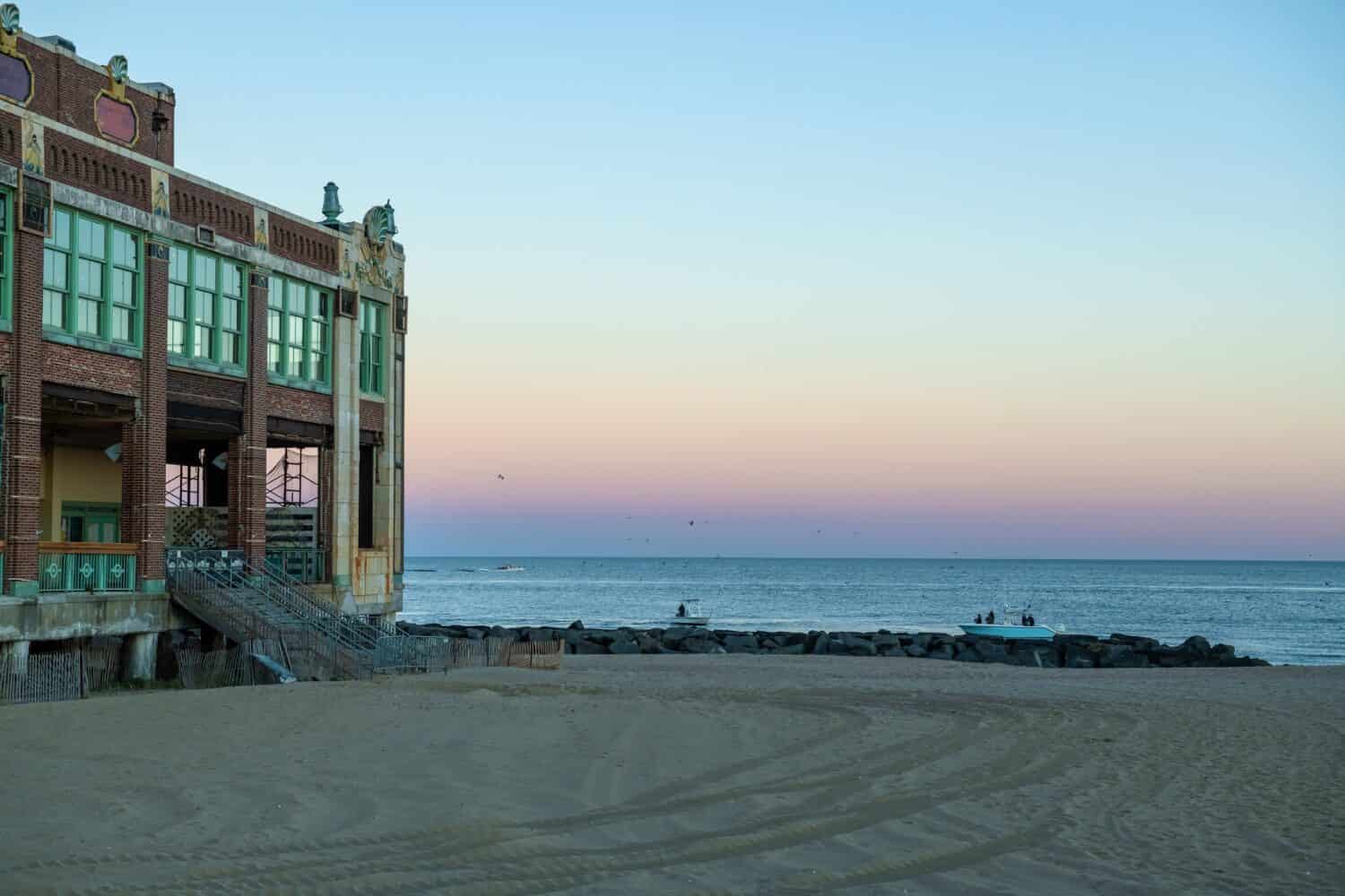 La storica sala convegni al tramonto ad Asbury Park nel New Jersey.