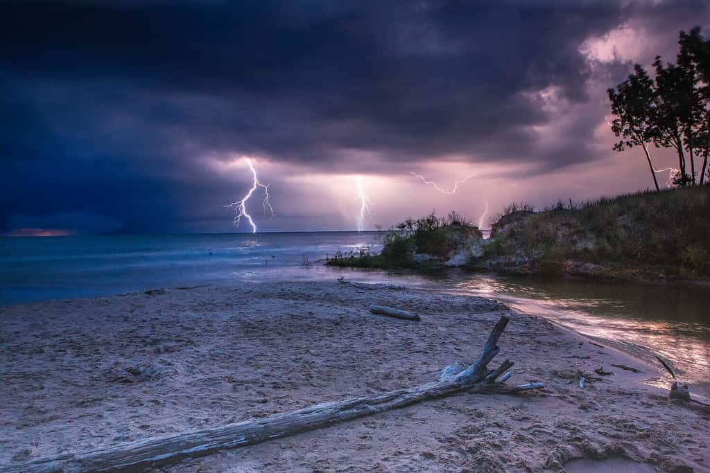 Fulmini serali sulla riva del lago Michigan, vicino a Hart, Michigan