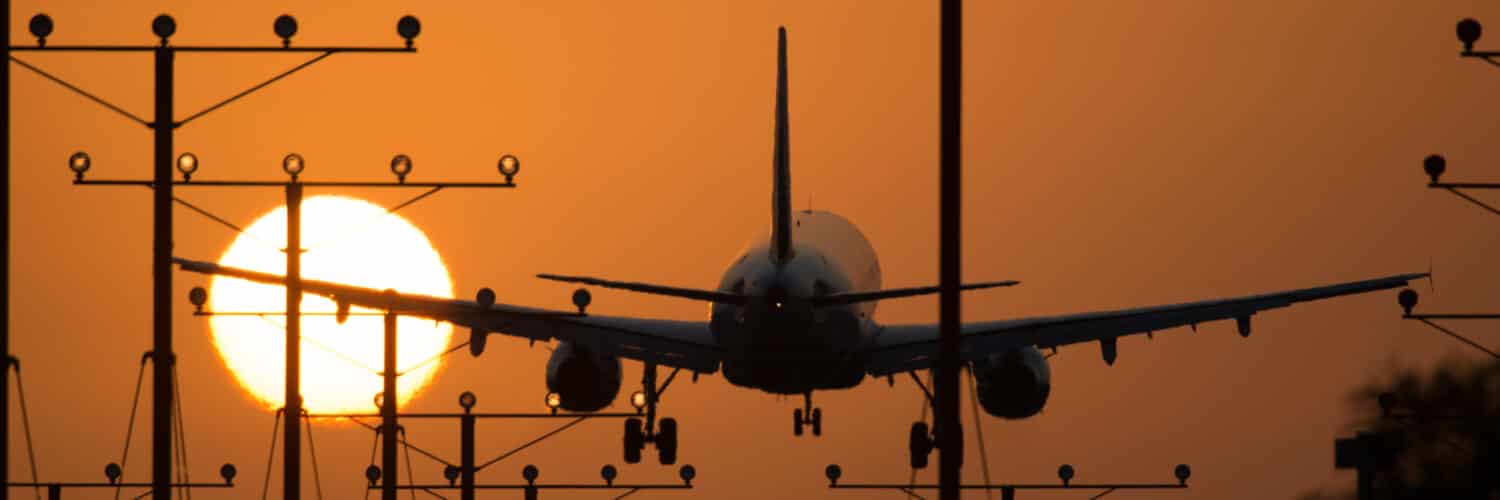 Atterraggio aereo all'Aeroporto Internazionale di Los Angeles durante il tramonto, Los Angeles, California, USA
