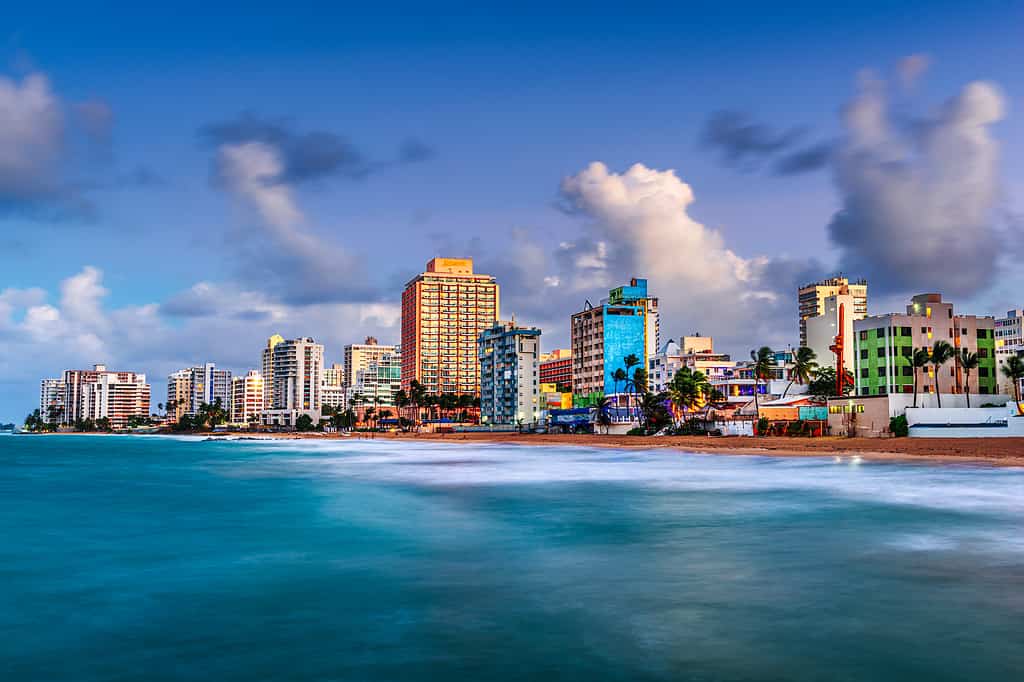 San Juan, skyline del resort di Porto Rico sulla spiaggia di Condado al tramonto.