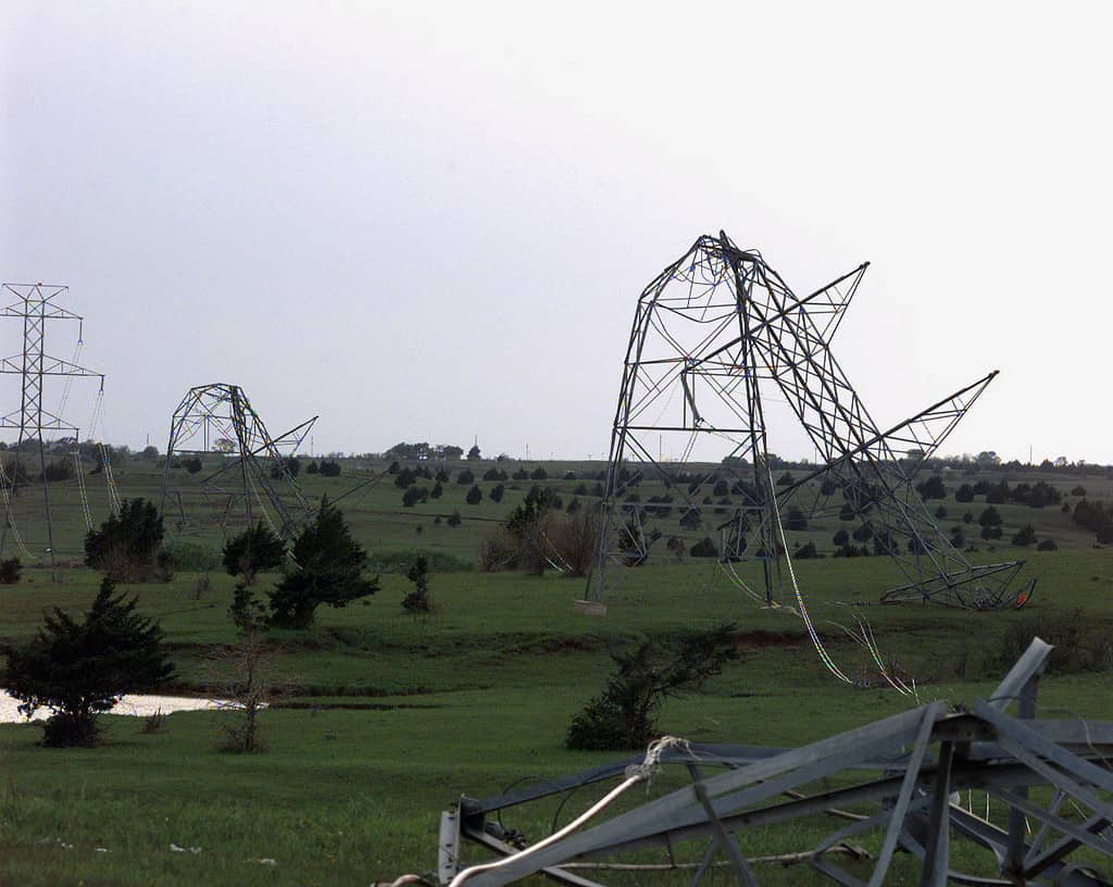 La prova del tornado F-5 era evidente entrando nei limiti della città di Oklahoma City, queste torri della linea elettrica erano piegate come pezzi di nastro al vento.  I venti del tornado di oltre 260 miglia erano larghi 1 miglio e hanno lasciato un percorso di distruzione lungo 19 miglia.