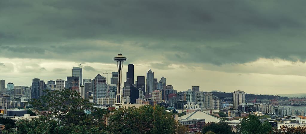 Panorama dello skyline del centro di Space Needle e Seattle da Kerry Park in una giornata nuvolosa.