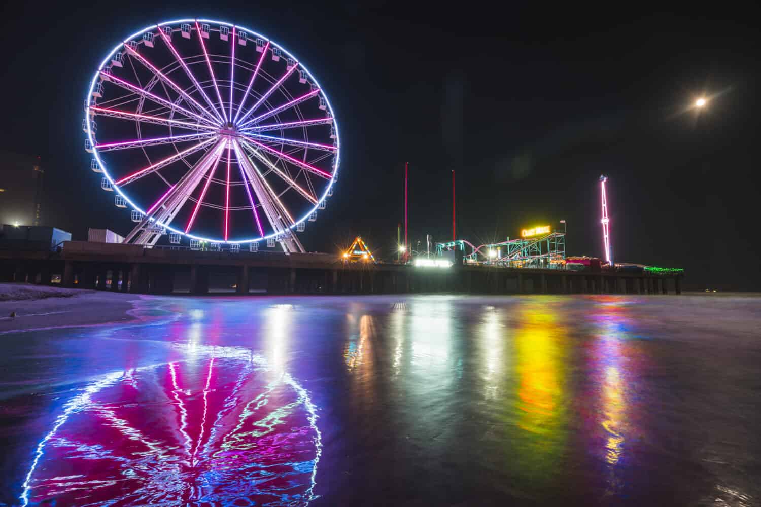 molo d'acciaio con la riflessione di notte, Atlantic City, New Jersey, Stati Uniti d'America.