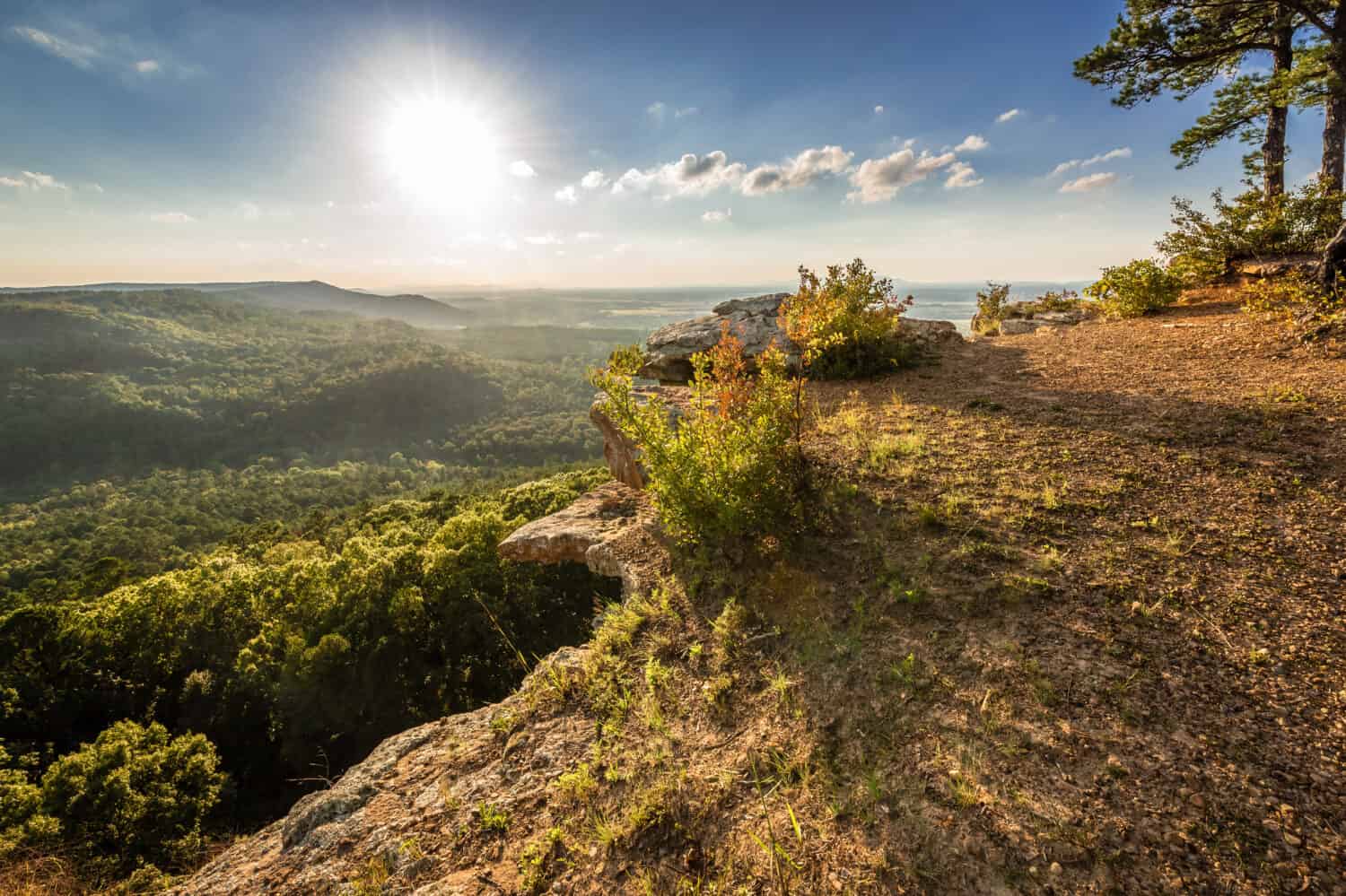 Tramonto su Bluff negli Ozarks al Petit Jean State Park, Arkansas