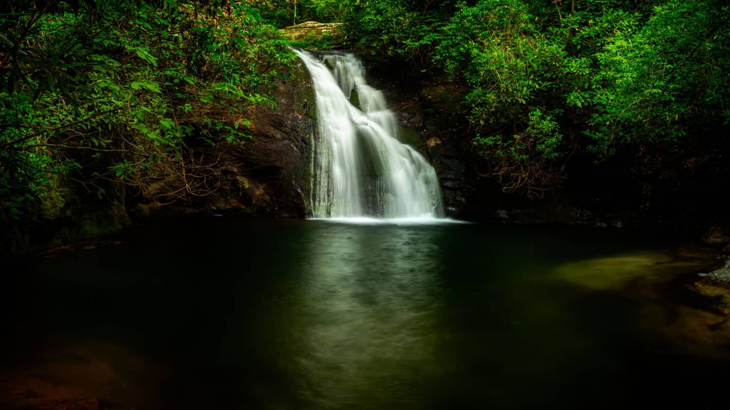 Cascate d'acqua attraverso la cascata Blue Hole a Hiawassee, Georgia.
