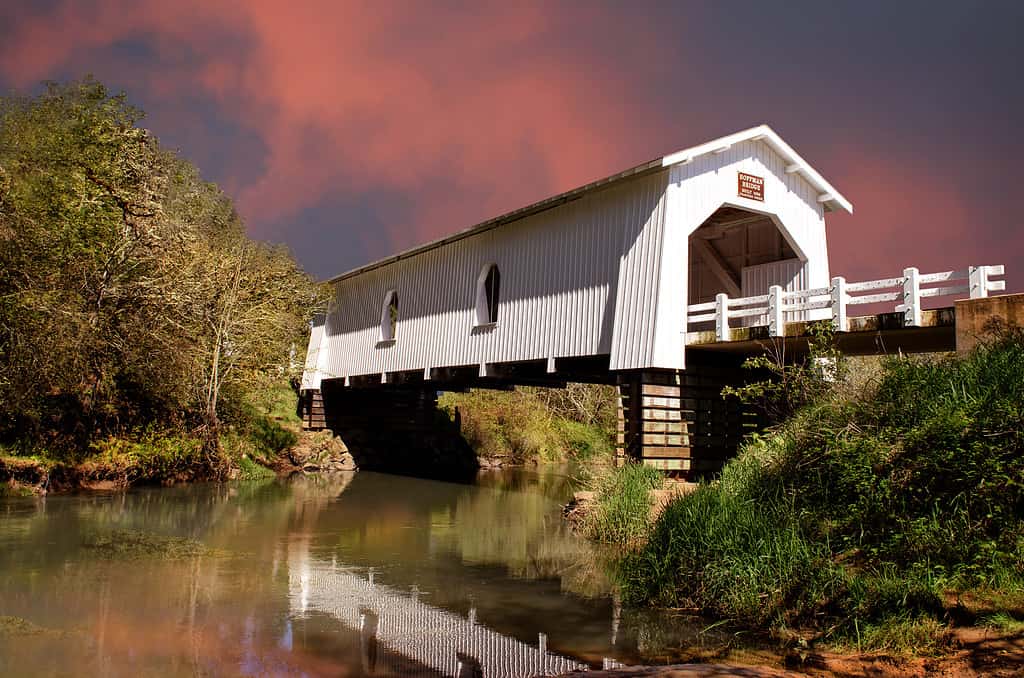 Ponte coperto su Crabtree Creek, Linn County Oregon