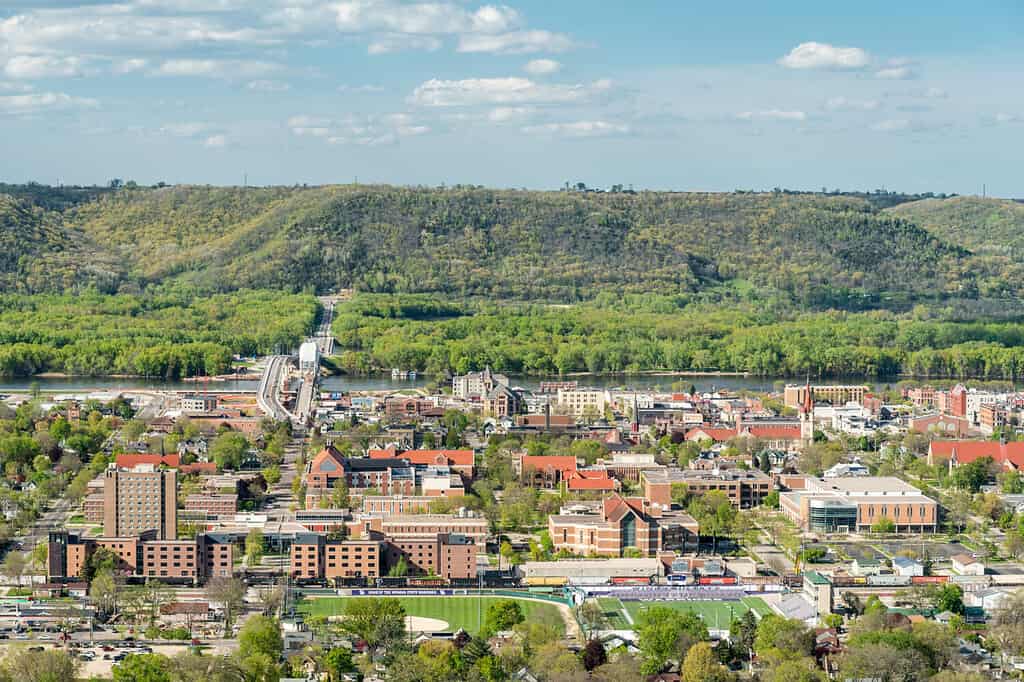 Vista a volo d'uccello di Winona, Minnesota, guardando ad est