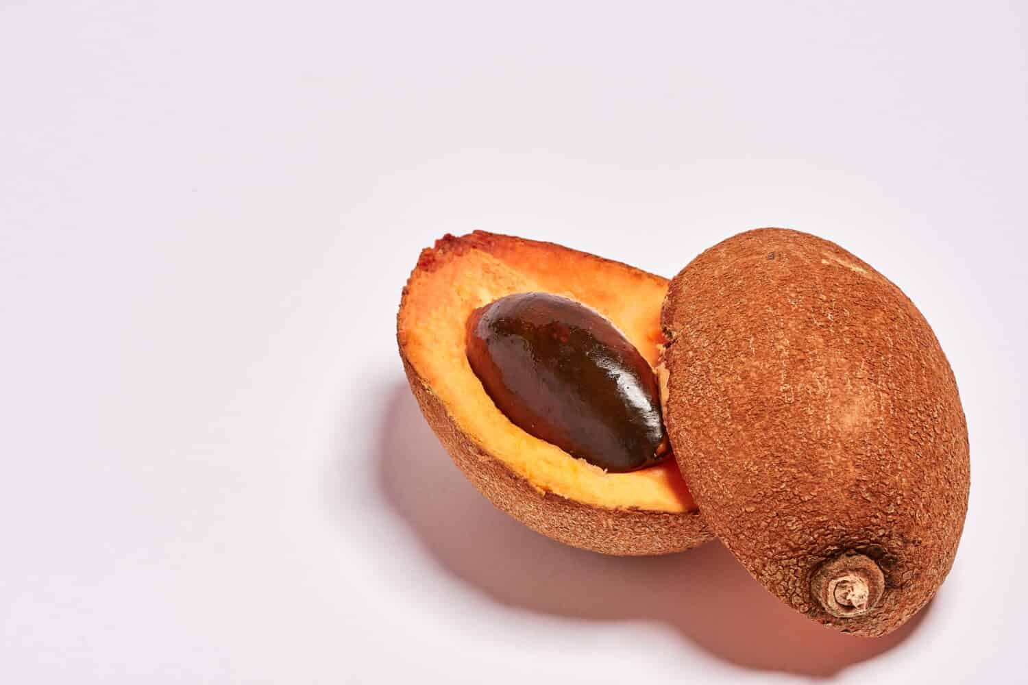 frutta mamey su sfondo bianco