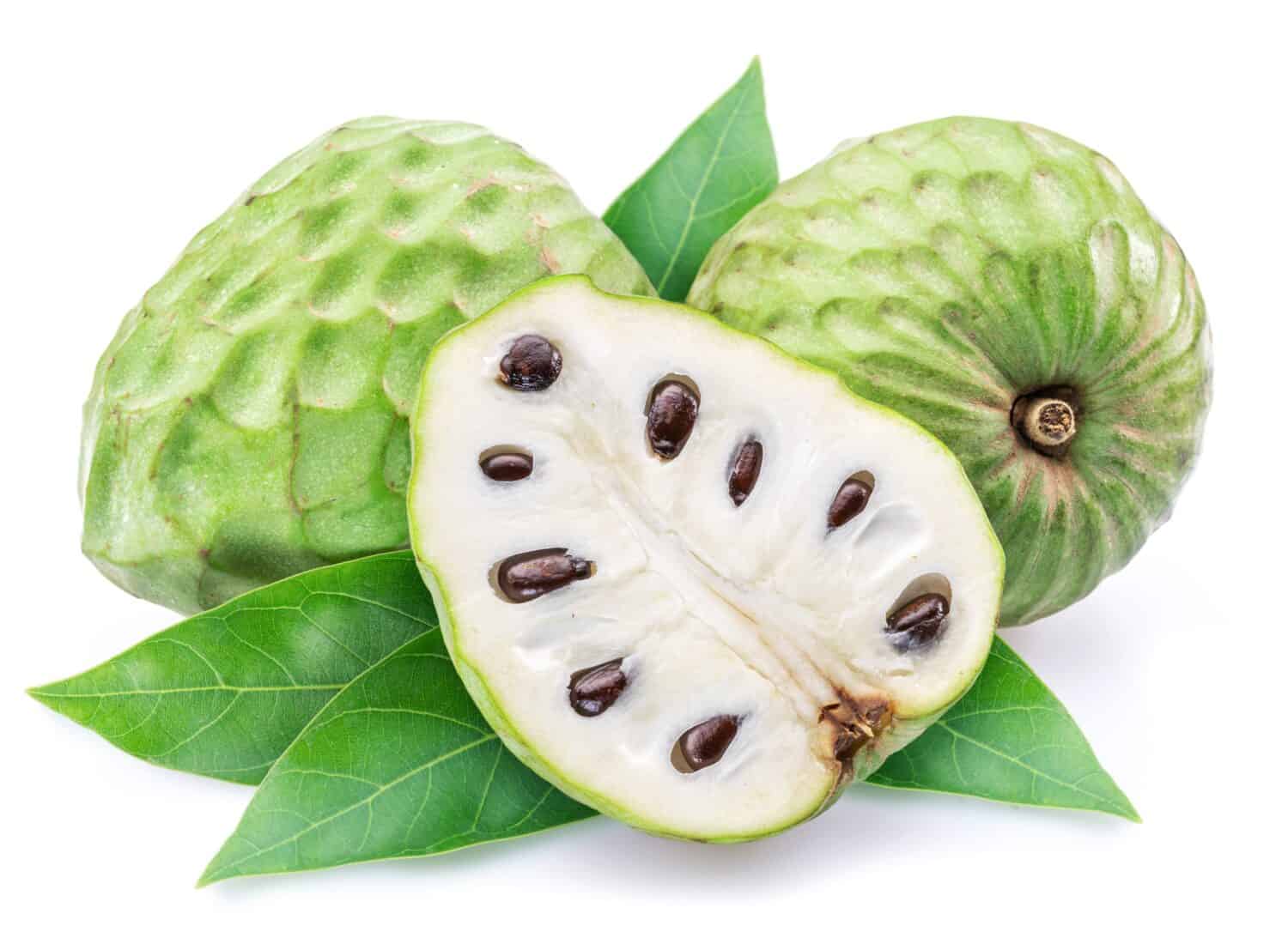 Crema di mele o frutti di cherimoya e fetta di frutta isolati su sfondo bianco.