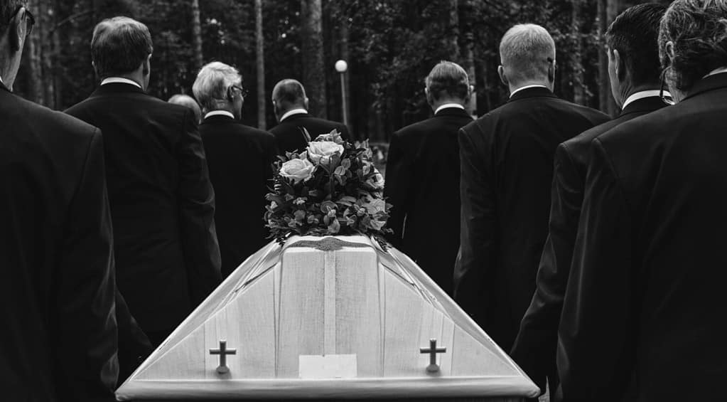 corteo funebre e bara