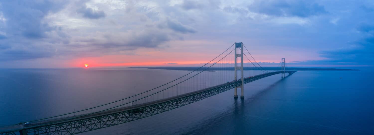 Fotografia aerea con drone del ponte Mackinac nel Michigan.