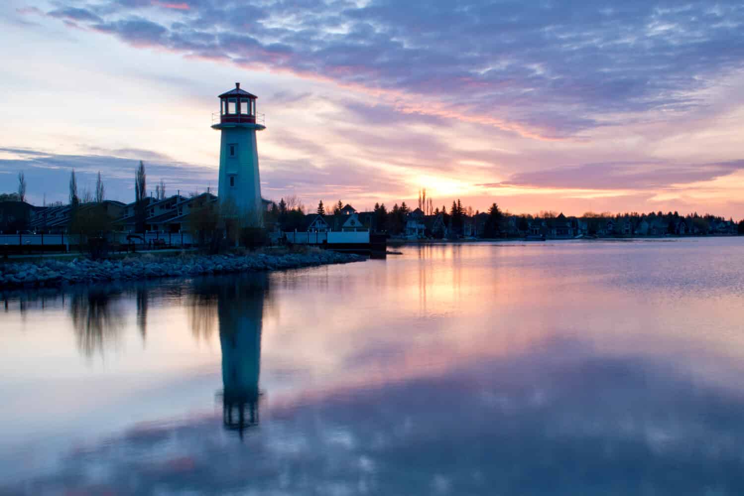   Un faro sulla riva della Sylvan Lake Community ad Alberta, in Canada, come simbolo della costruzione della comunità.  Un concetto religioso di luce rivelerà qualsiasi cosa nell'oscurità.