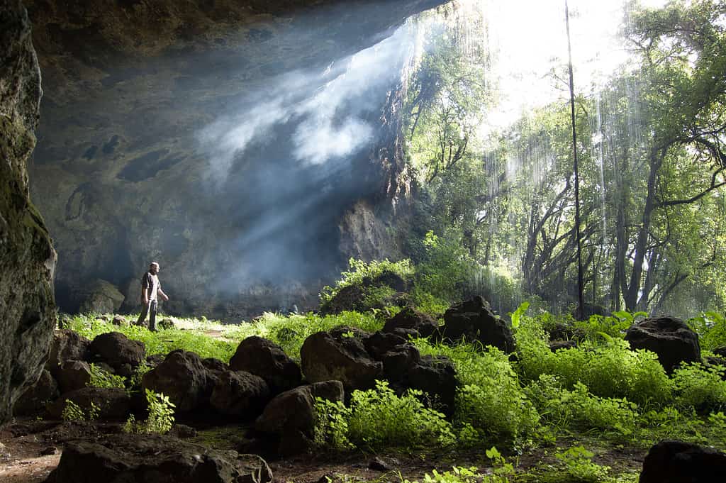 Nella Grotta Tutum con cascata, Sipi trail, Monte Elgon, Uganda