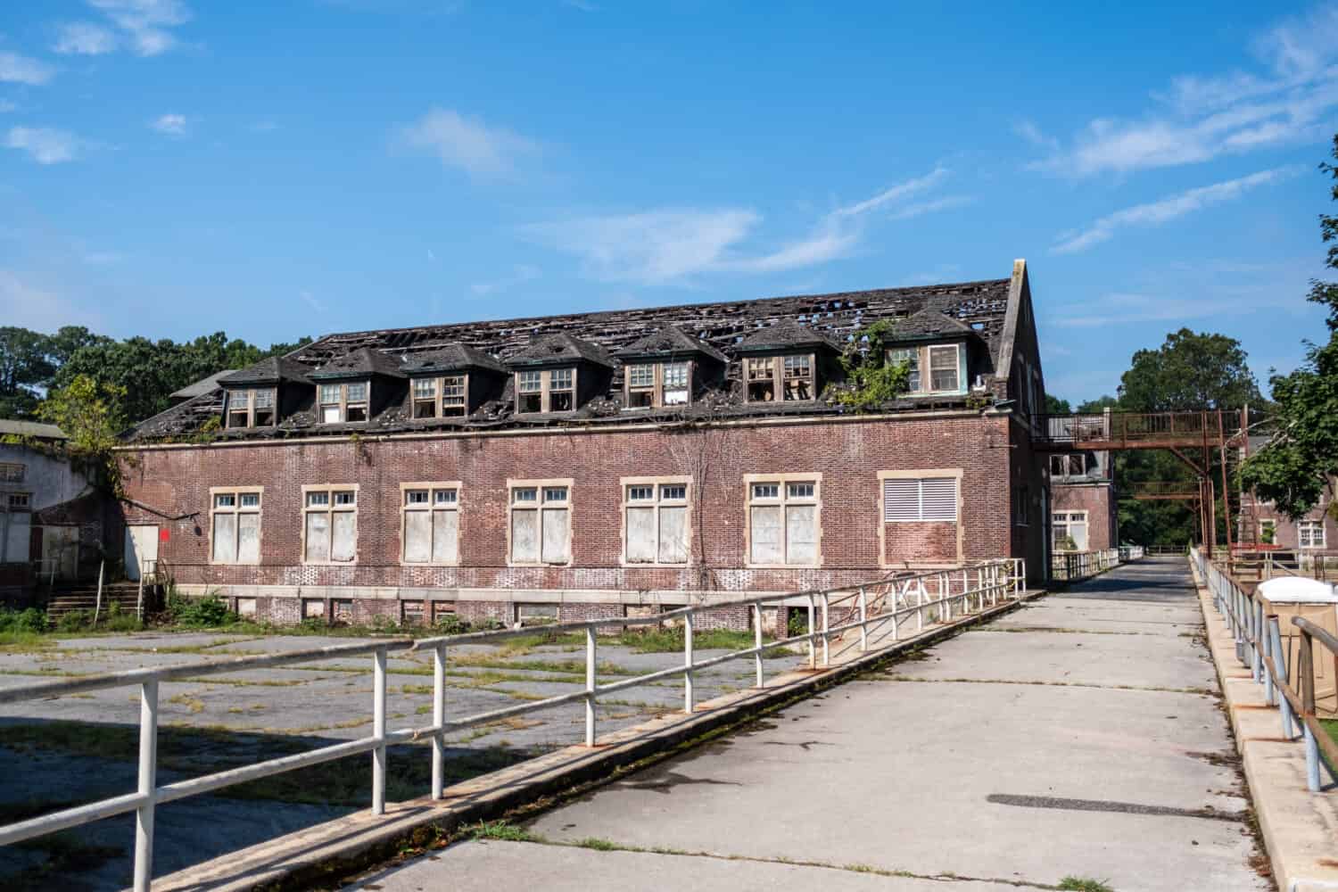 Edifici e passerelle al Pennhurst Asylum, Pennsylvania
