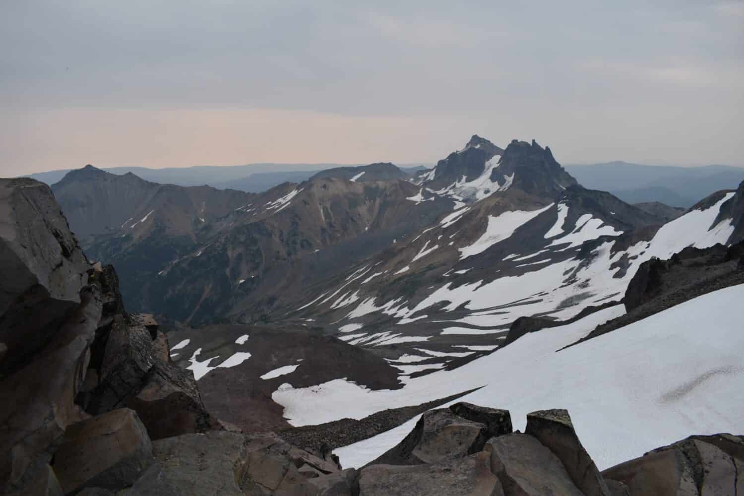 Una vista rocciosa e nevosa delle cascate circostanti dal picco di Goat Rocks a Washington.