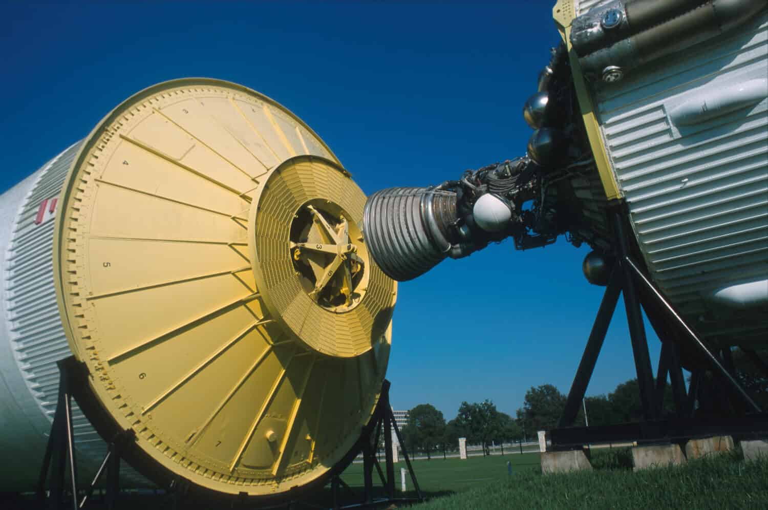 Particolare del secondo e terzo stadio del razzo lunare Saturn V in mostra al Johnson Space Center di Houston, Texas, USA.