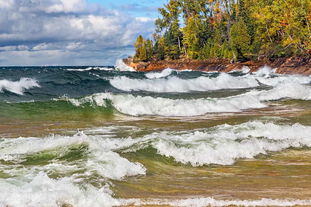 Le onde si infrangono sulla costa rocciosa del Lago Superiore al Pictured Rocks National Lakeshore del Michigan in autunno. Girato nella penisola superiore del Michigan, non lontano da Munising.