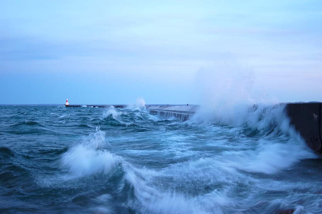 Onde giganti che si infrangono contro Breakwall