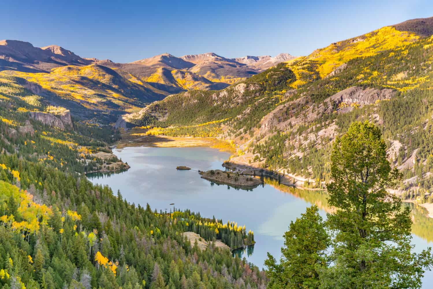 Vista aerea del lago San Cristobal nelle Montagne Rocciose del Colorado in autunno