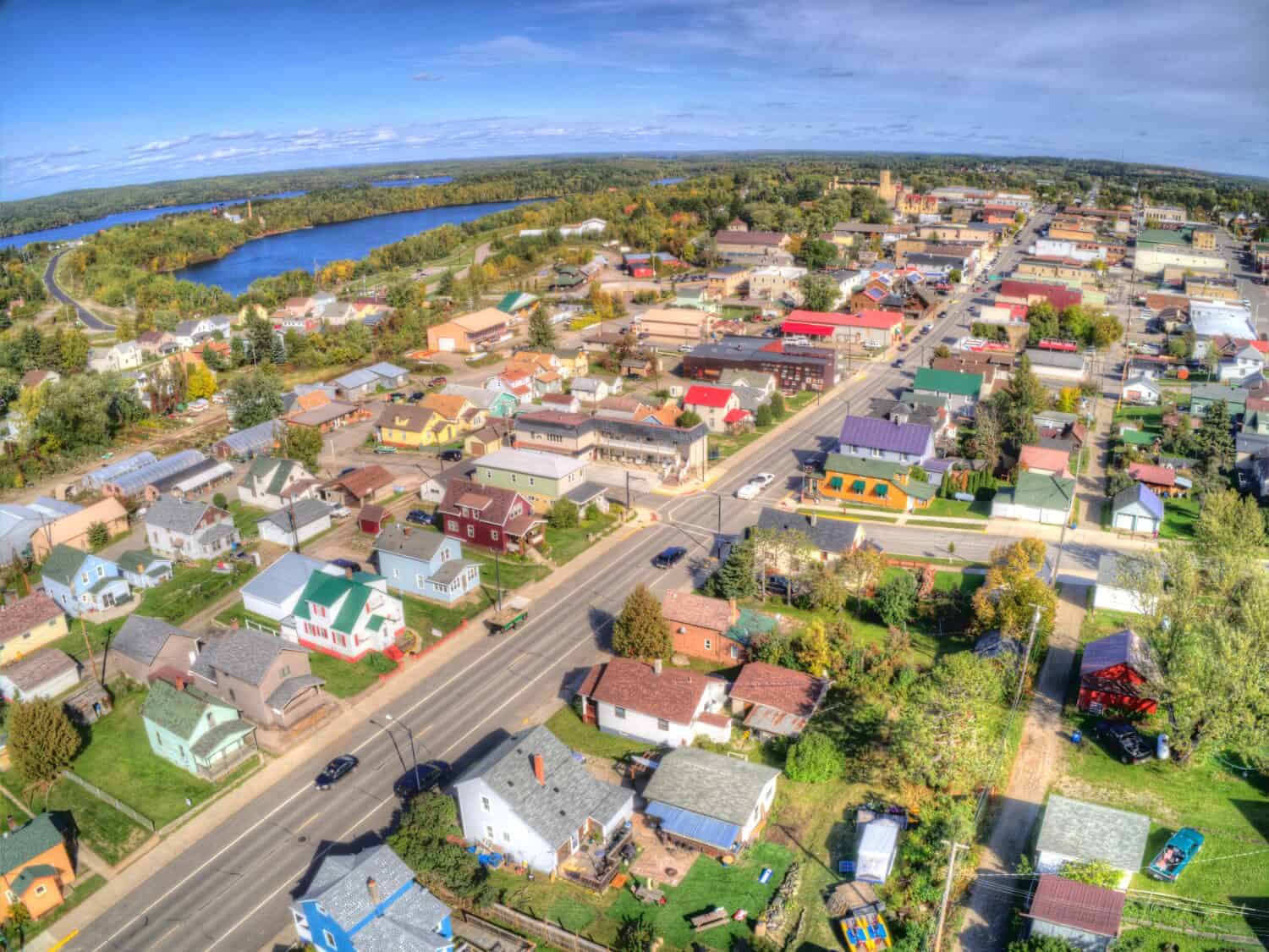 Vista aerea di Ely, Minnesota durante l'estate