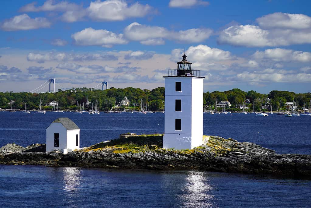 Storico faro olandese dell'isola nella baia di Narragansett nel Rhode Island