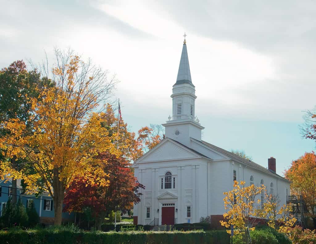 Scenario autunnale della prima chiesa battista Hingham MA USA