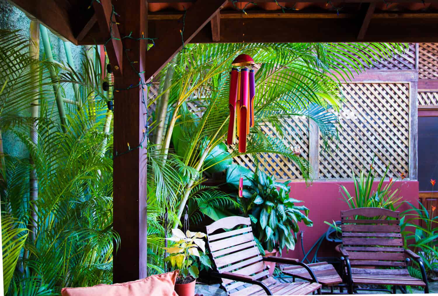 Cortile, pergolato tropicale.  Scacciapensieri in bambù a colori.