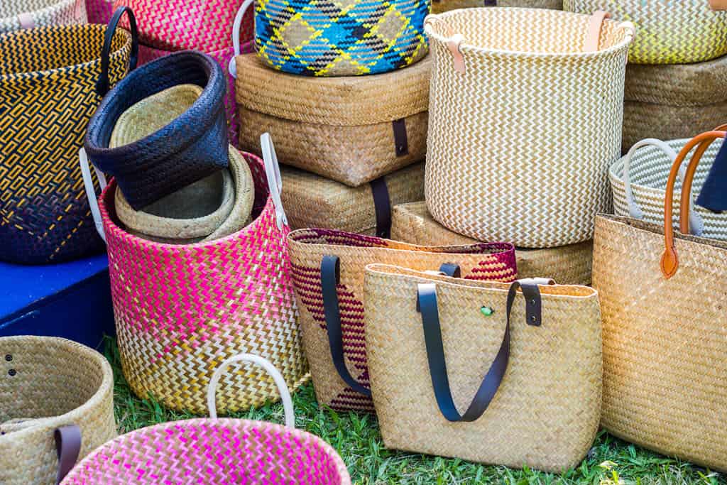 Vimini tailandese - artigianato di bambù fatto a mano in Tailandia - gli abitanti del villaggio hanno preso strisce di bambù per intrecciarle in forme diverse per gli utensili di uso quotidiano della gente della comunità