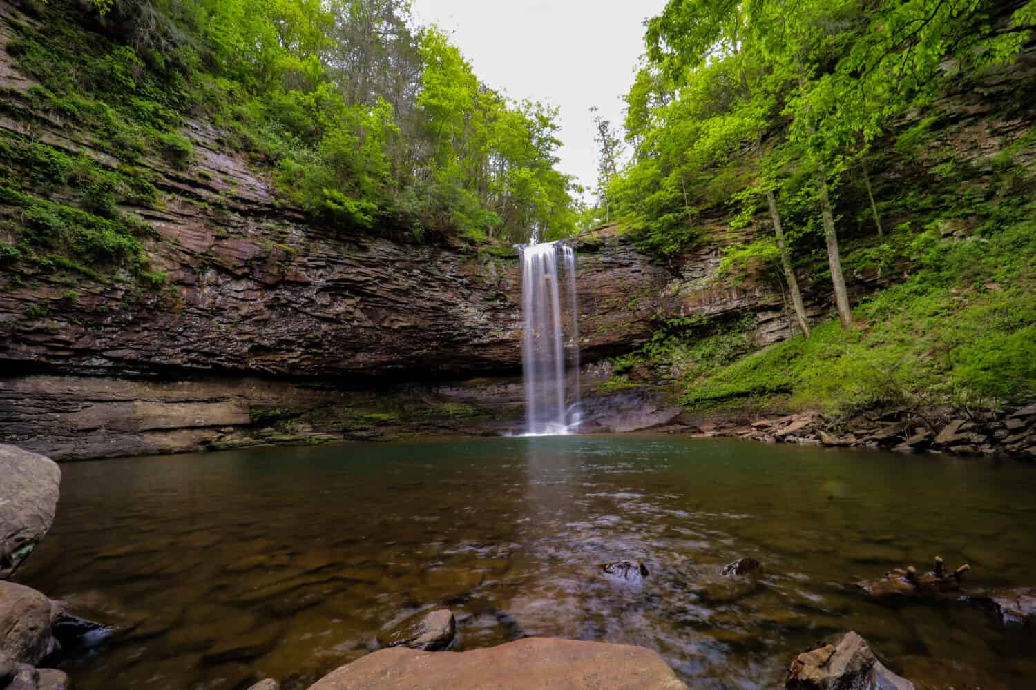 Primo piano di Cherokee Falls lungo il sentiero delle cascate nel Cloudland Canyon State Park Georgia