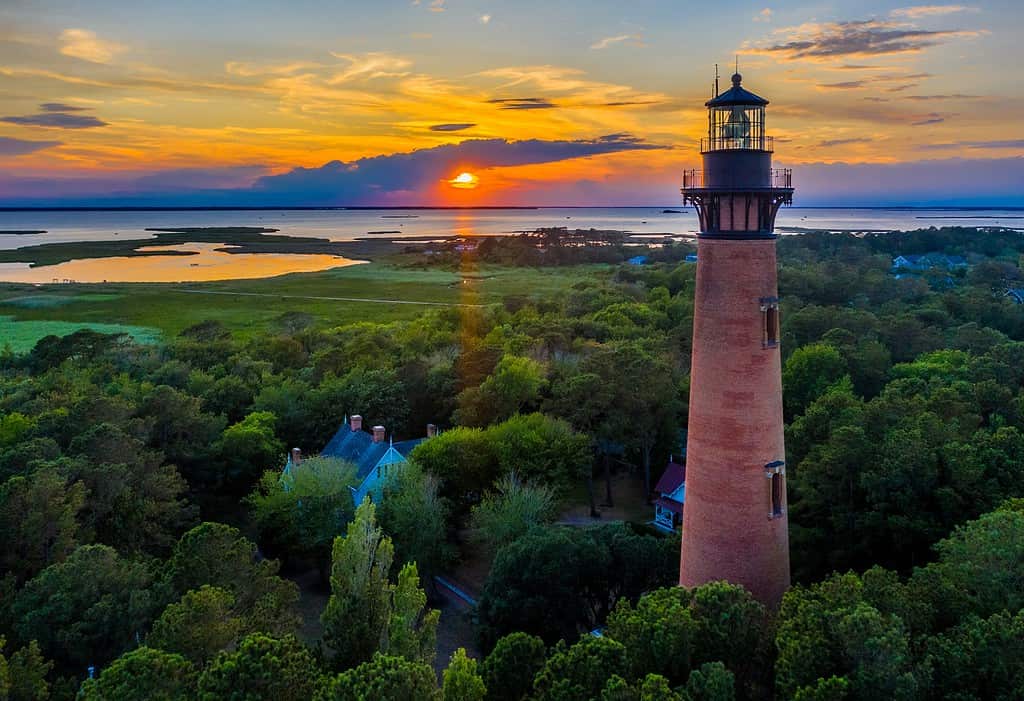 Veduta aerea del faro di Currituck Beach al tramonto vicino a Corolla, North Carolina (Outer Banks)