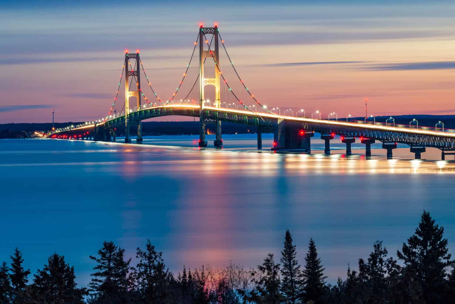 Luci notturne del ponte Mackinac, St. Ignace MIchigan