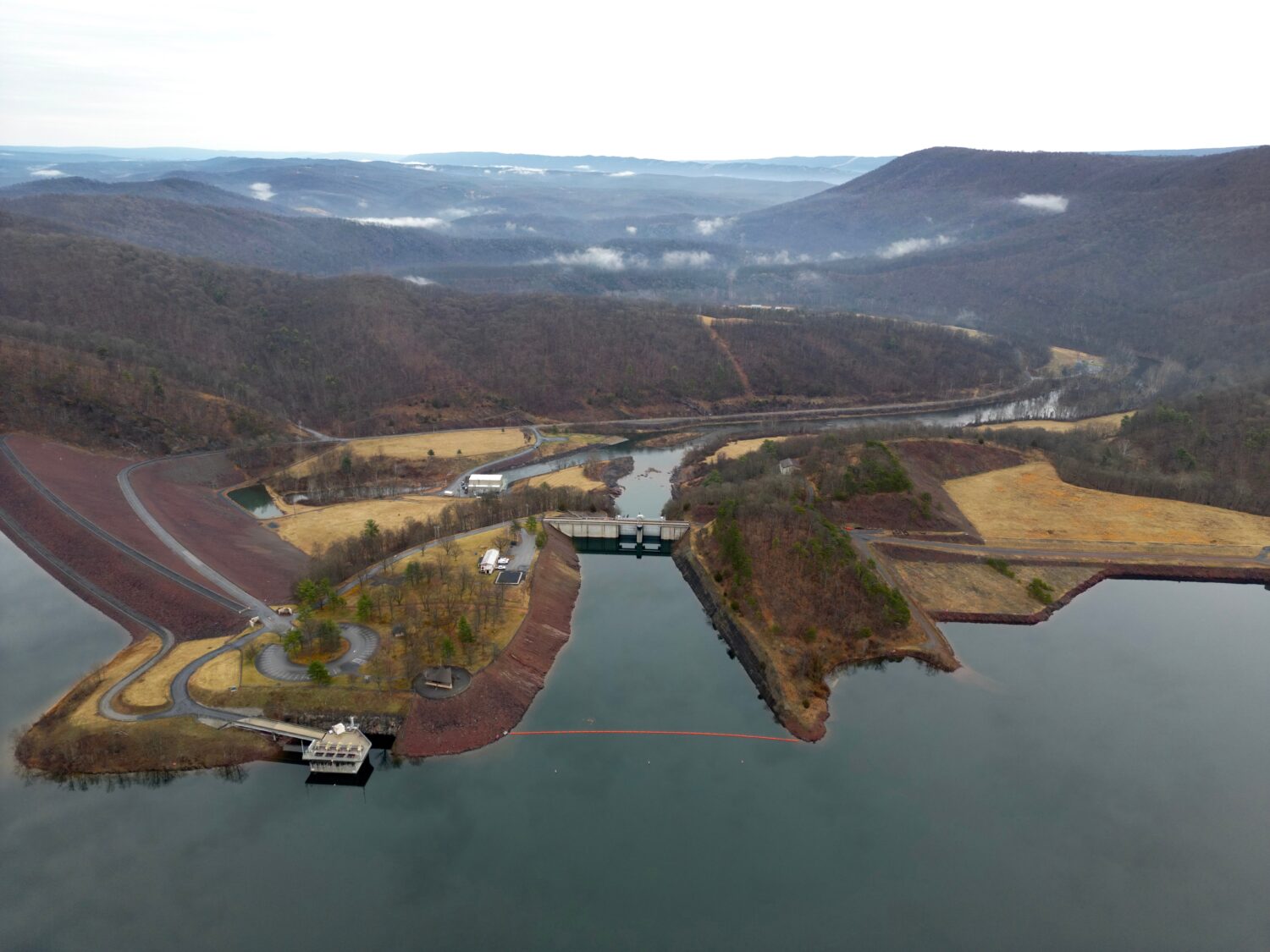 Il lago Raystown dal cielo.  Contea di Huntington.  Lo sfioratore della diga di Raystown.  Mountain View da un drone.  Affacciato su un pittoresco lago di montagna.