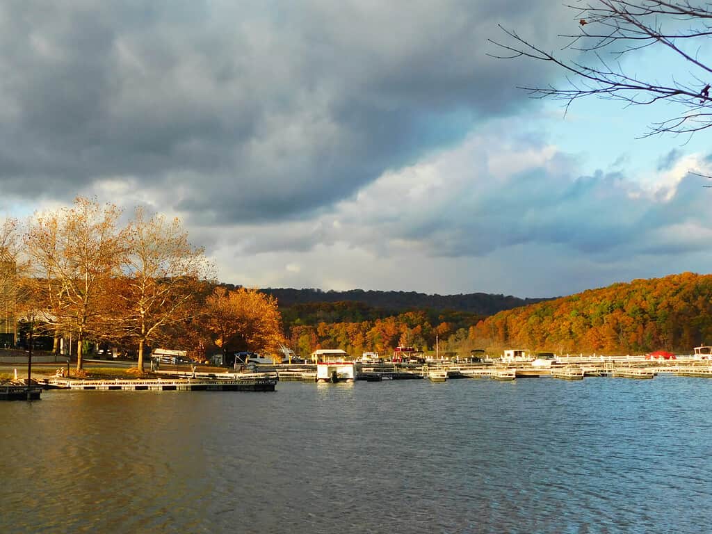 Vista lago del porto turistico in autunno. Immagine scattata a Seven Springs, Raystown Lake Region, Pennsylvania. Sullo sfondo si vedono i monti Appalachi.