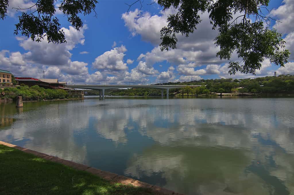 Gridley City Lake, un lago tranquillo e sereno circondato da una vegetazione lussureggiante, che offre scorci pittoreschi a chi lo visita.