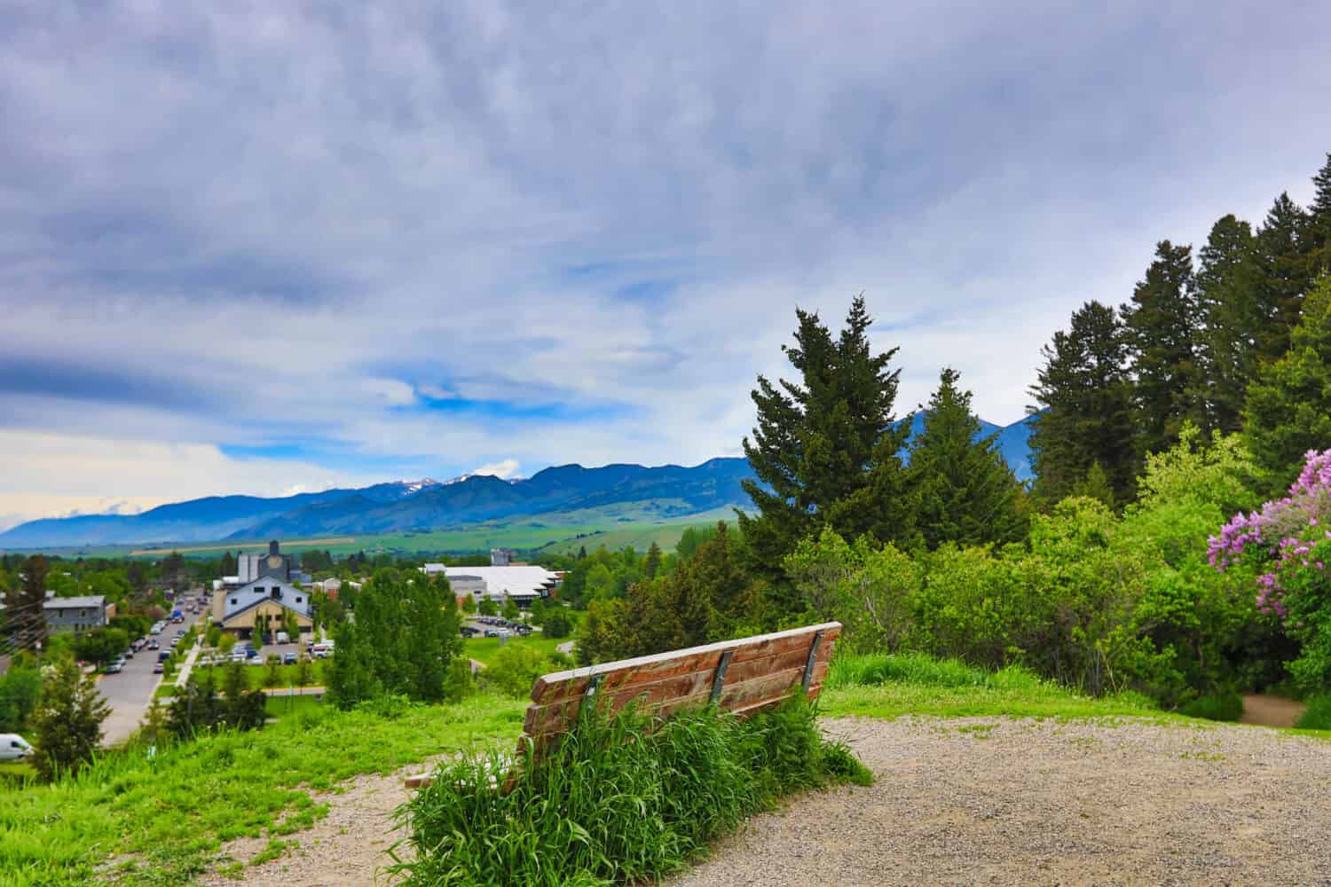 Le colline di Bozeman, nel Montana, sono piene di sentieri per passeggiate, corsa e altre attività di fitness. Ci sono viste pittoresche sulla città e sulle montagne. Ci sono panchine per godersi il panorama.