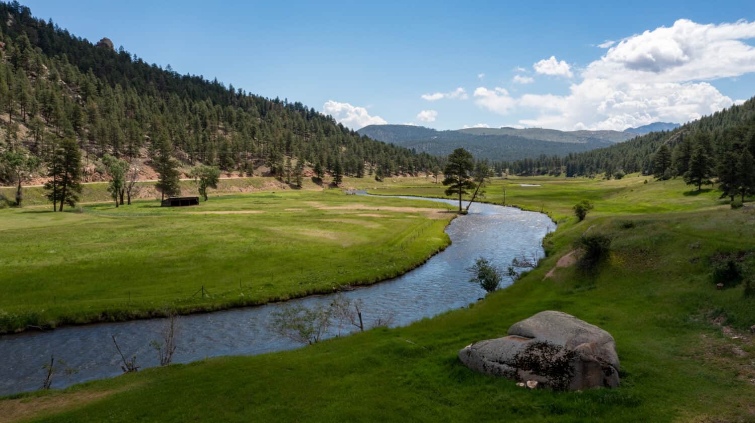 Vista aerea della forcella nord del South Platte River nella Pike National Forest, Colorado, Stati Uniti