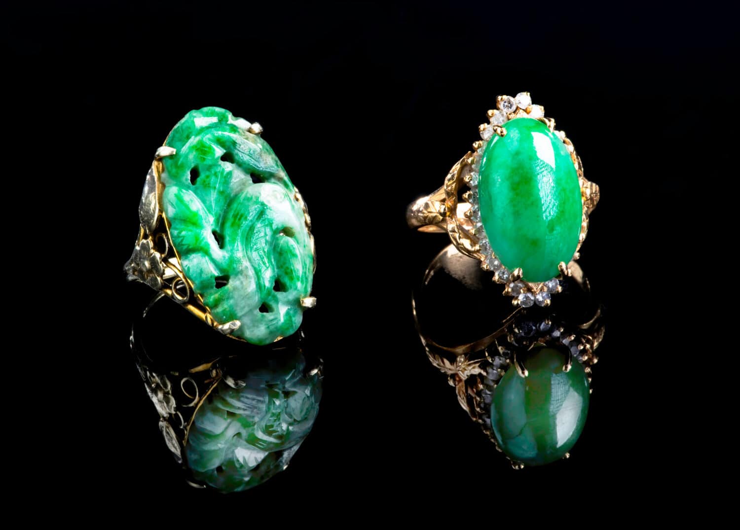 Anelli d'oro in giadeite verde imperiale birmana.