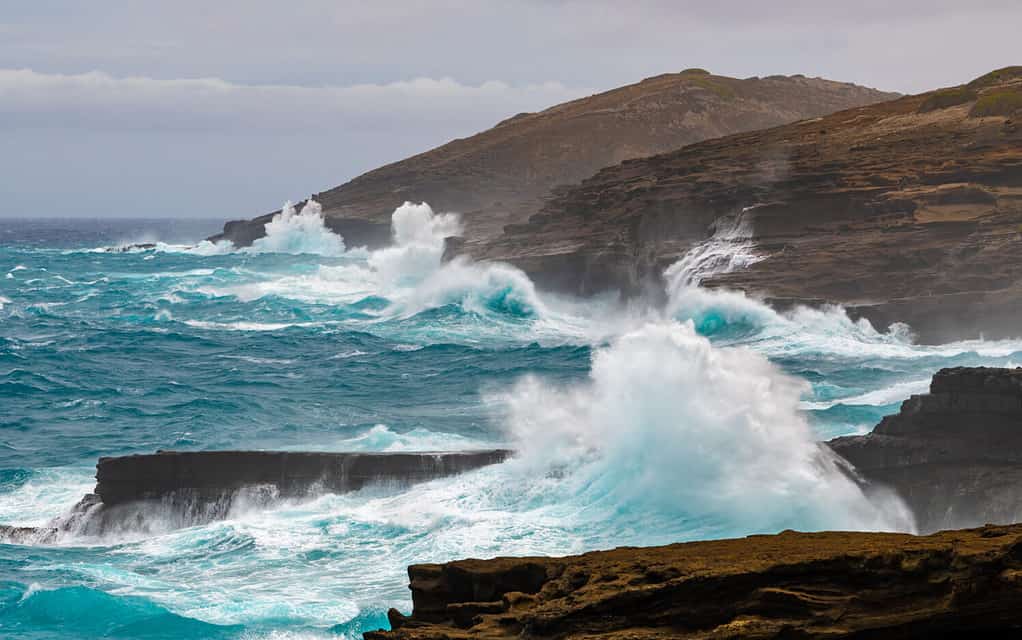 mare mosso attorno alle scogliere di East Oahu, Hawaii durante l'avvicinarsi dell'uragano Lane il 24 agosto 2018