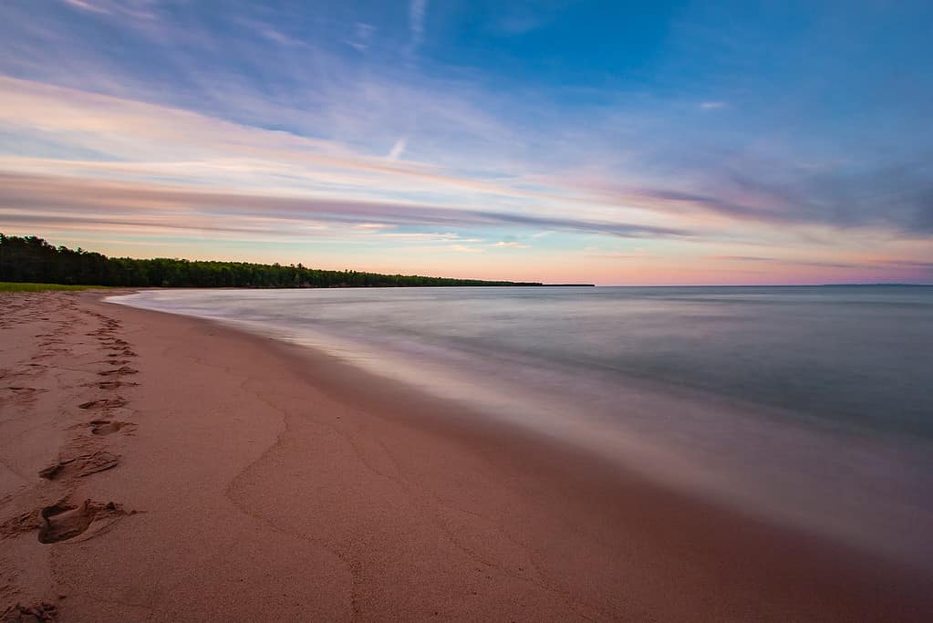 Una lunga esposizione cattura la levigatezza delle onde sulla spiaggia di Madeline Island nelle Isole Apostolo nel Lago Superiore