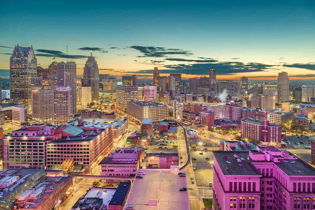 Detroit, Michigan, Stati Uniti d'America skyline del centro dall'alto al crepuscolo.